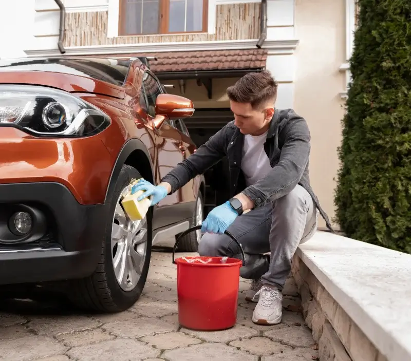 Lavage auto à domicile Saint-Just-sur-Dive : professionnel intervenant sur un véhicule